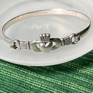 Vintage Sterling Silver Claddagh Hinged Bracelet from Ireland; New Condition
